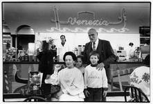 406865 Groepsportret met drie generaties van de familie De Lorenzo van de Italiaanse ijssalon Venezia (Voorstraat 8) te ...